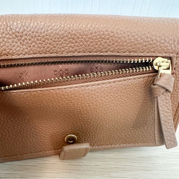 Tory Burch Britten Pebble Leather Smartphone Wristlet/ Wallet/ Bark/Tan - Picture 5 of 10